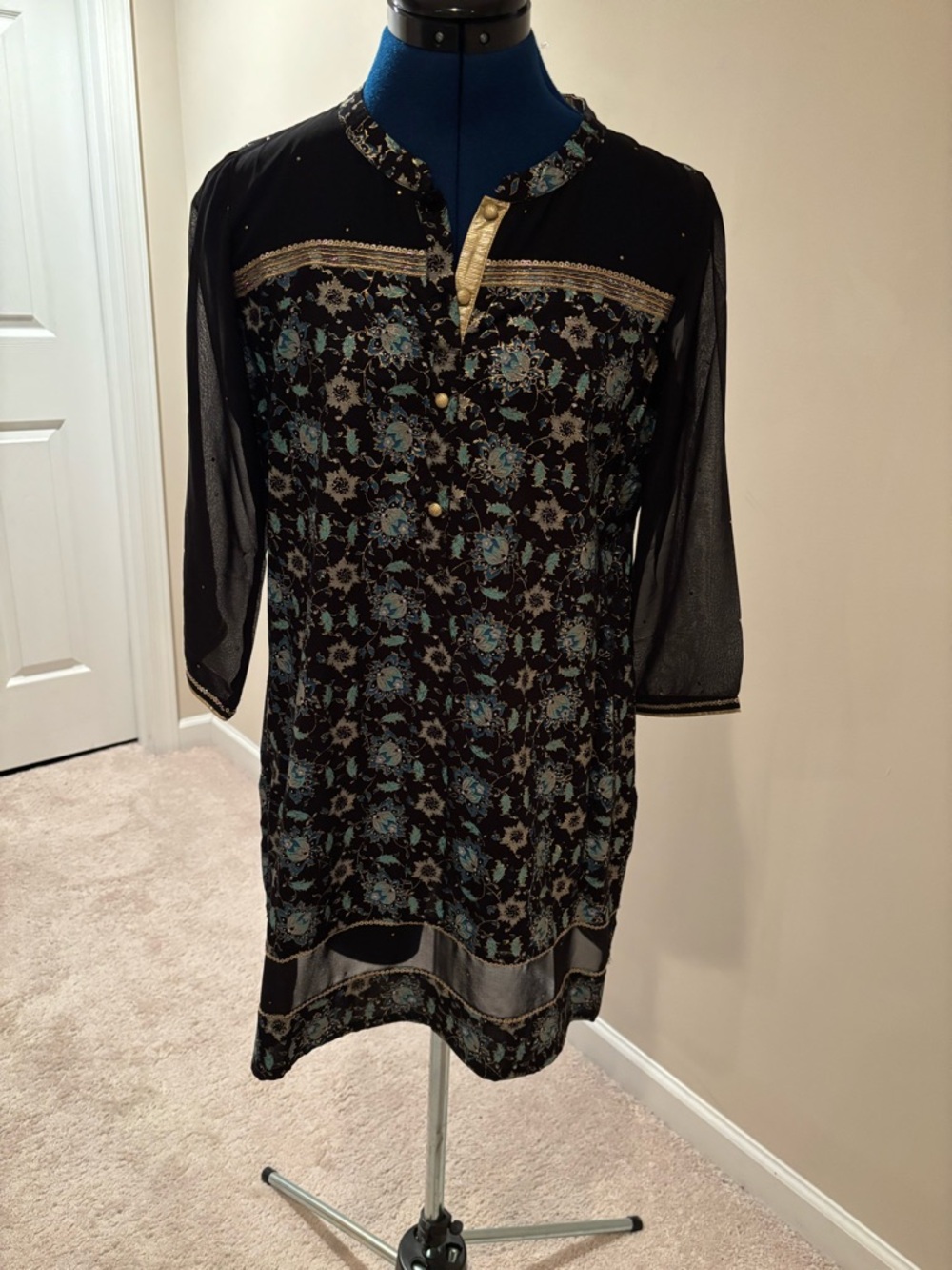 Tunic top with sheer neck detail. Size medium. NWT
